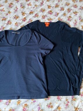 Navy Bundle t- shirt, V neck sweater size M